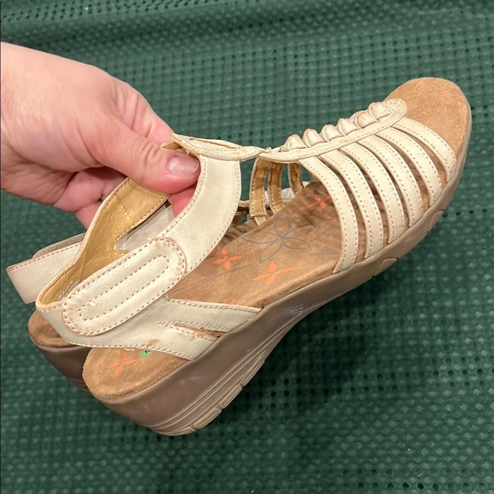 BareTraps‎ Women's Cream Sandals